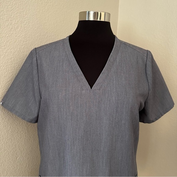 FIGS Women's Casma Three-Pocket Grey Scrub Top PO1557 - Picture 3 of 12